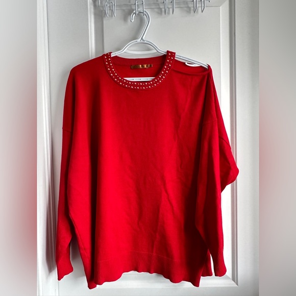 Peekaboo shoulder stunning red sweater - Picture 2 of 4